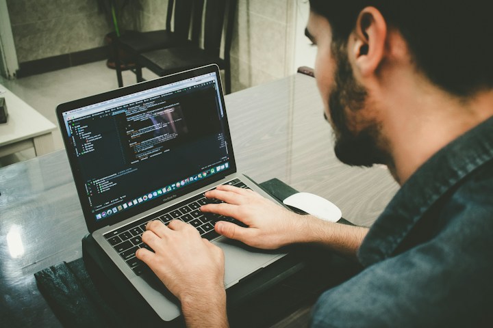 Desarrollador Backend trabajando con Matchly